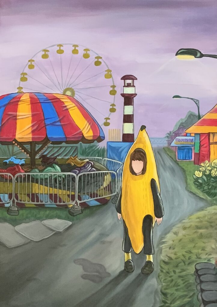Eine Person steht im Bananenkostüm inmitten eines verlassenen Jahrmarktes.